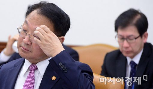 [포토]머리 긁적이는 유일호 부총리