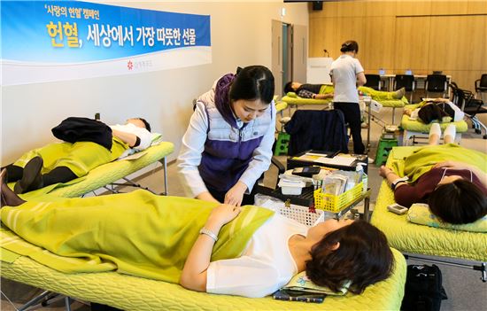 지난 21일 서울 성수동 신세계푸드 본사와 충북 음성공장에서 열린 사랑의 헌혈 행사에 신세계푸드 임직원들이 참여하고 있다.