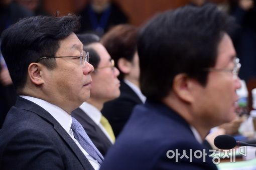 [포토]모두발언 듣는 주형환 장관