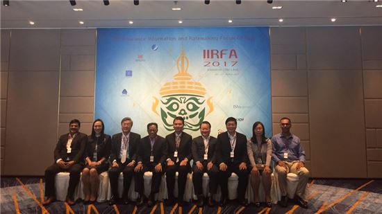 보험개발원은 성대규 원장이 지난 20일부터 21일까지 이틀 간 태국 방콕에서 '2017 아시아 보험정보 및 요율산출 포럼(IIRFA)'이 열렸다고 22일 밝혔다. 성대규(왼쪽에서 여섯 번째) 보험개발원 원장 등 참석자들이 기념촬영을 하고 있다.