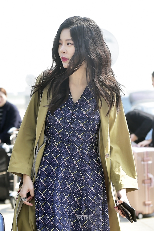 가수 장재인, 봄 기운 느껴지는 트렌치코트 공항패션