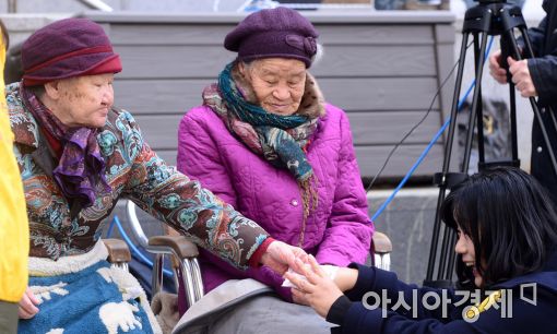 [포토]손난로 건네는 길원옥 할머니
