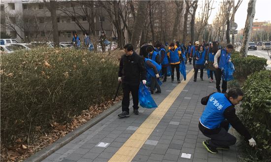 김성환 노원구청장이 22일 오전 직원들과 함께 새봄맞이 대청소를 하고 있다.