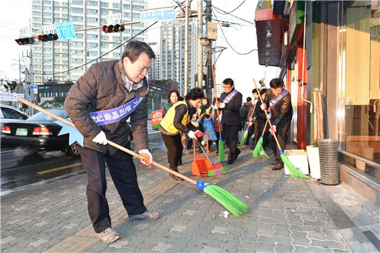 [포토]나진구 중랑구청장,  새봄맞이 대청소