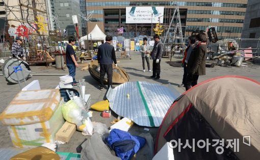 [포토]철거되는 광화문 캠핑촌
