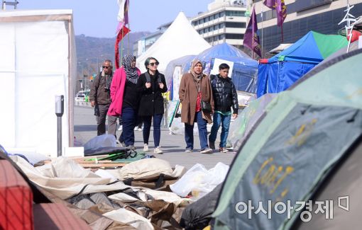 [포토]광화문 캠핑촌 둘러보는 관광객들 