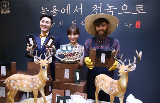22일 서울 종로구 세종문화회관 예인홀에서 진행된 KGC인삼공사의 정관장 녹용 브랜드 '천녹' 론칭 행사에서 모델들이 제품을 선보이고 있다.