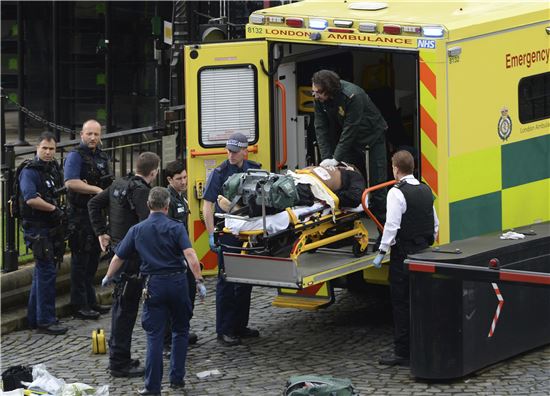 런던 테러로 부상을 입은 사람들이 병원으로 호송되고 있다. (사진=AP연합)