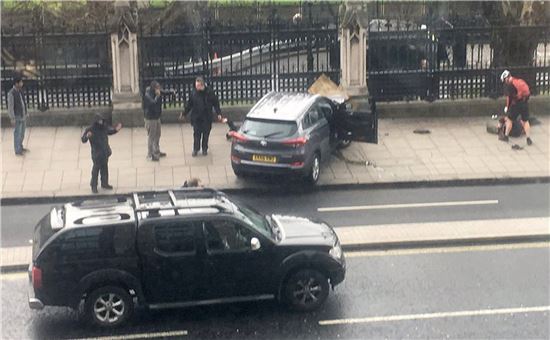 런던 테러범이 차를 몰아 인도로 돌진하는 사고 당시 모습. (사진=AP연합)