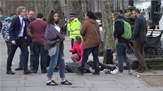[포토]끔찍한 사고현장…절규하는 런던 시민들