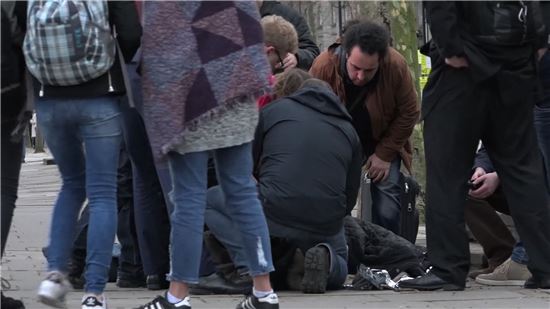[포토]끔찍한 사고현장…절규하는 런던 시민들