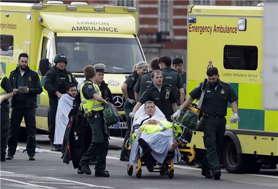 [포토]병원으로 후송되는 런던 테러 부상자들