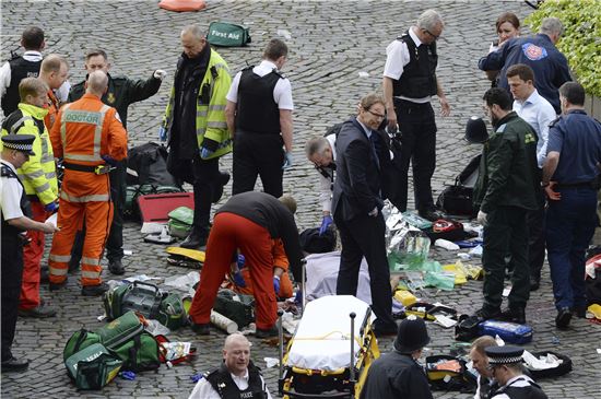 [포토]병원으로 후송되는 런던 테러 부상자들