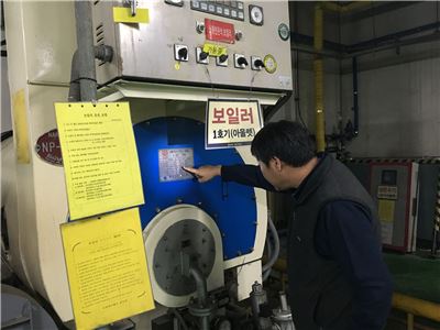 성남시 담당 공무원이 대기오염물질 사업장을 방문해 점검을 하고 있다. 