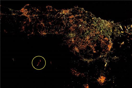 ▲에트나 화산(왼쪽 노란 원)이 용암을 분출하고 있다.[사진제공=ESA/NASA]