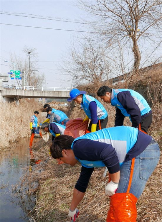 코웨이, '지역 하천 가꾸기' 봉사활동