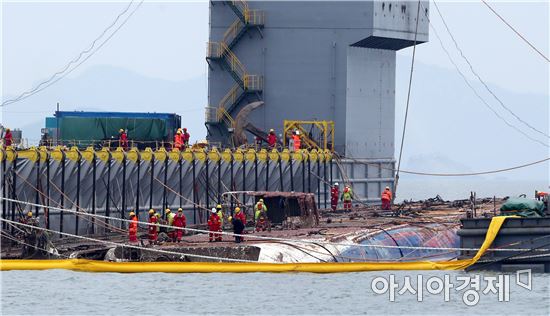 [속보]선미 램프 제거…오전 인양 가능성 밝아