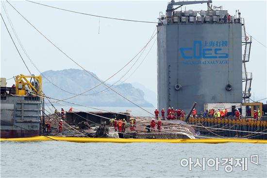 23일 오전 전남 진도군 조도면 세월호 사고 해역에서 세월호 인양작업이 이뤄지고 있다.사진=아시아경제
