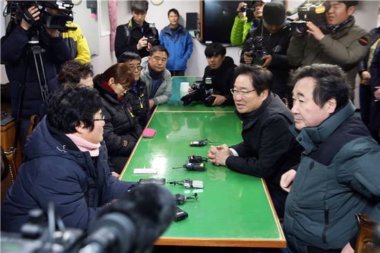 [포토]김영석 해수부 장관·이낙연 전남지사,세월호 미수습가족 면담