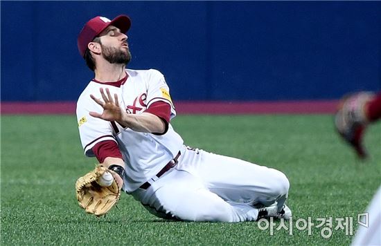 [포토]대니돈, '잡을 수 있는 타구가 아니였어'