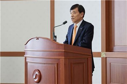 이주열 한국은행 총재가 23일 서울 중구 한국은행 본관에서 기자간담회를 열고 모두발언을 하고 있다.(자료:한국은행)