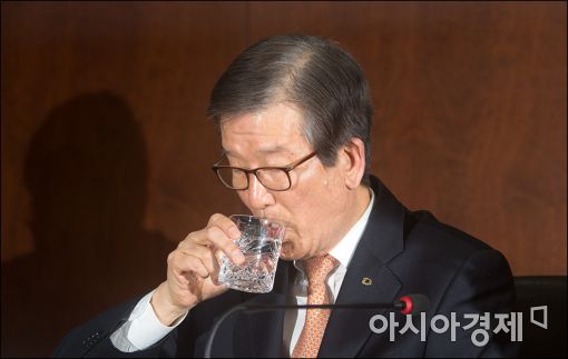 [포토]물 마시는 이동걸 산은회장