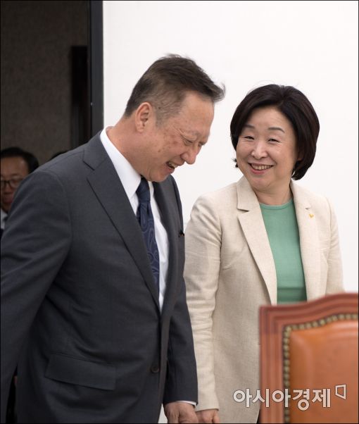 [포토]이야기 나누는 심상정·박용만