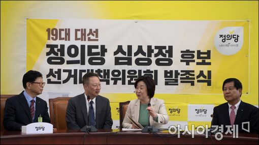 [포토]박용만 '각 당 대선후보들에게 경제계제언' 전달