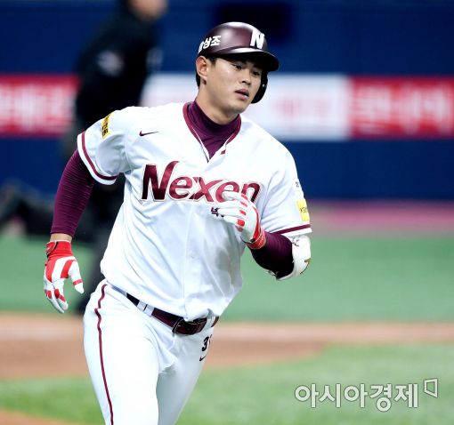 [포토]허정협, '투런포 치고 여유로운 베이스 러닝'