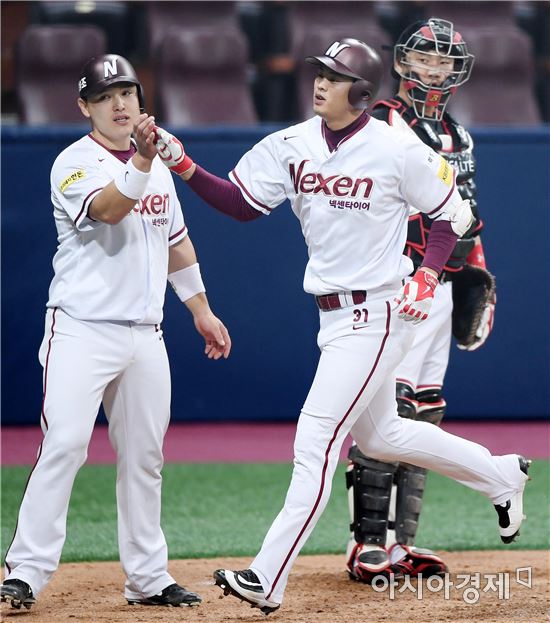 [포토]허정협, '추가 투런포 하이파이브'