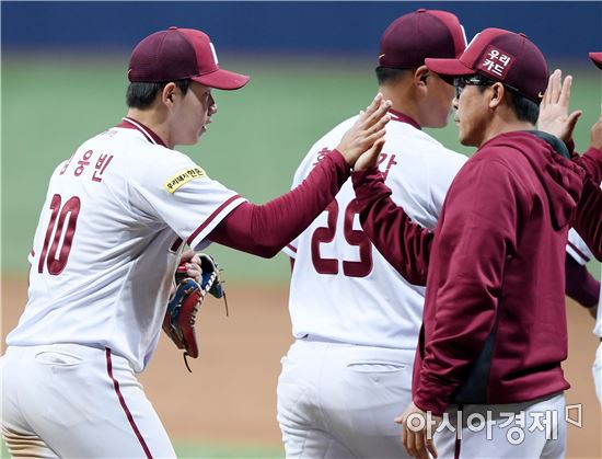 [포토]넥센 김웅빈, '감독님께 눈도장 찍었어요'