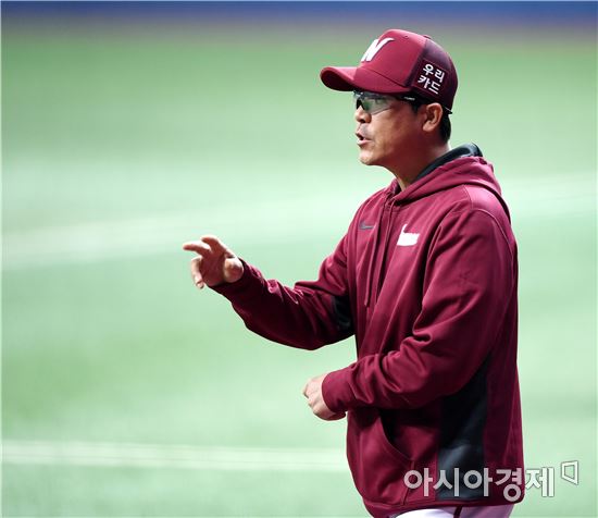 [포토]장정석 감독, '투수 교체합니다'