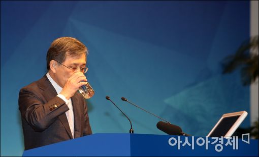 [포토]물 마시는 권오현 부회장