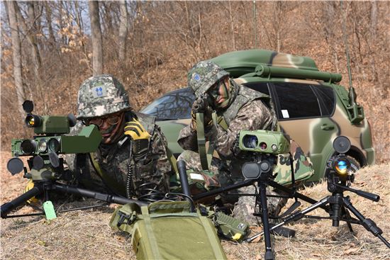 敵표적 정조준하는 JTAC요원은