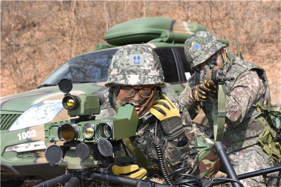 敵표적 정조준하는 JTAC요원은