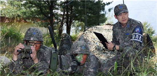 敵표적 정조준하는 JTAC요원은