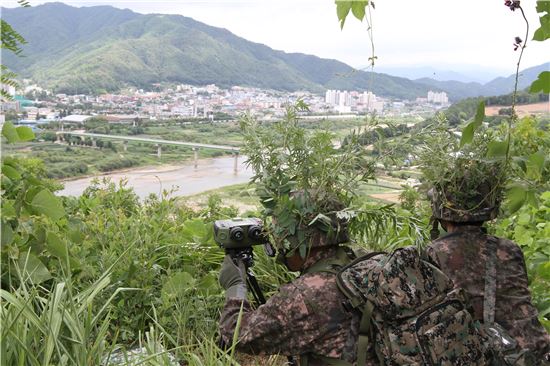 敵표적 정조준하는 JTAC요원은