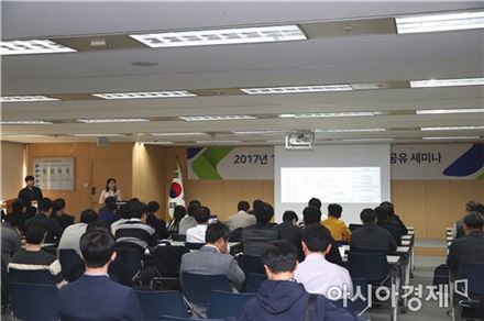 한국인터넷진흥원은 지난 23일 C-TAS 시스템 참여 기관 및 외부보안전문가를 대상으로 ‘사이버 침해사고 정보공유 세미나’를 가락동 본원에서 개최했다.