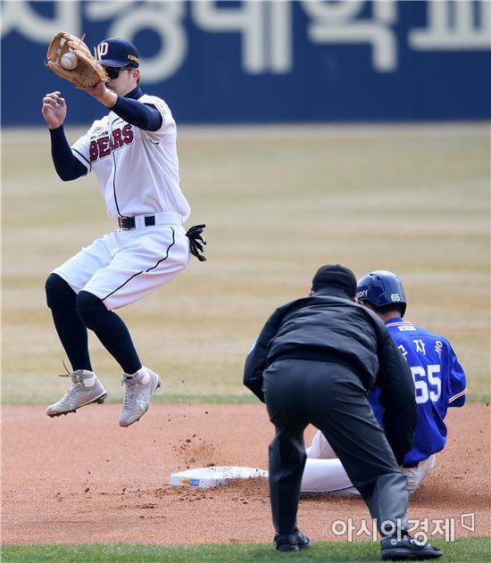 [포토]오재원, '송구가 너무 높았어'