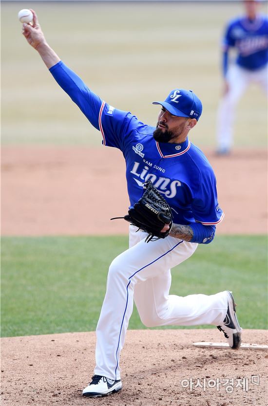 [포토]역투하는 삼성 선발 레나도