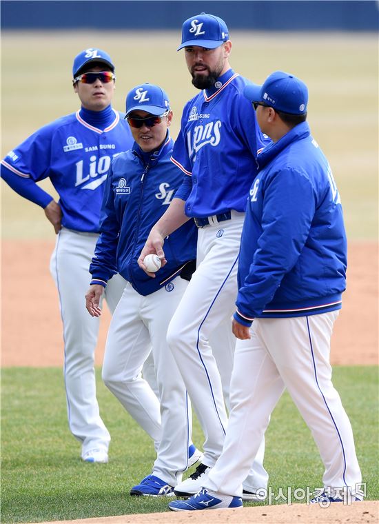 [포토]삼성 레나도, 강습 타구 맞고 교체