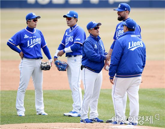 [포토]강습 타구 맞고 고통 호소하는 레나도