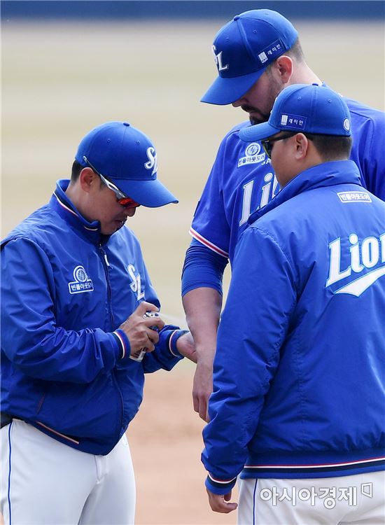 [포토]강습 타구 맞은 삼성 선발 레나도