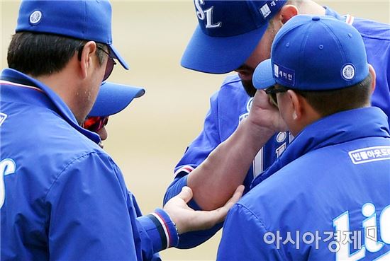 [포토]삼성 레나도, '강습 타구에 퉁퉁 부어오른 팔'
