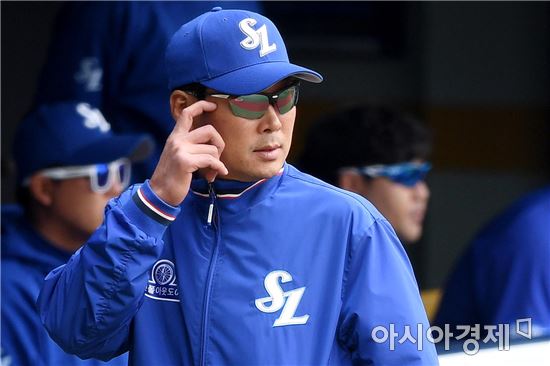 [포토]김한수 감독, '걱정스러운 시선'