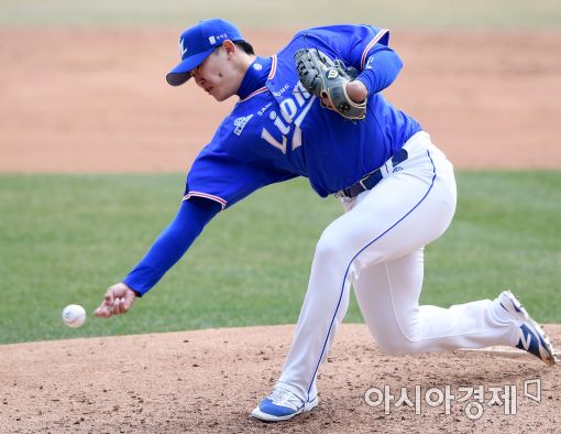 [포토]역투하는 구원투수 김대우