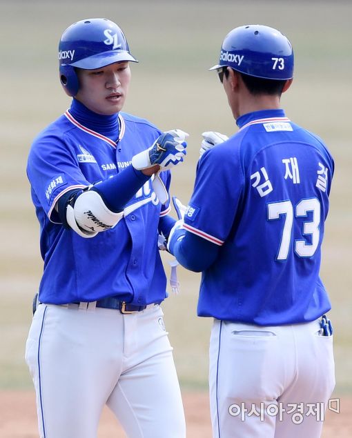 [포토]박해민, '두 타자 연속 2루타로 다시 동점'