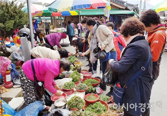 구례군, 산수유꽃축제장서 친환경농산물 판촉 활동 펼쳐