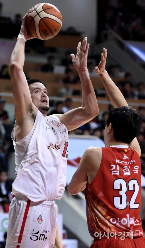 [포토]골밑슛 시도하는 김민수