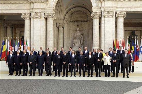 로마조약 서명 60주년을 맞아 한 곳에 모인 27개국 EU정상들. 브렉시트 협상을 앞둔 영국은 이번 행사에 불참했다. (사진=AP연합)